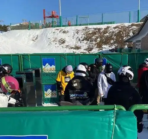 陈伟霆也有这一天偷拍女生滑雪视频,不料被其男友要求删除