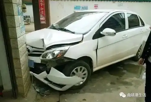 云南一女司机开车翻坠下6米高坎,监控记录惊魂一幕