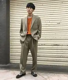 型男街拍这样穿西装最适合
