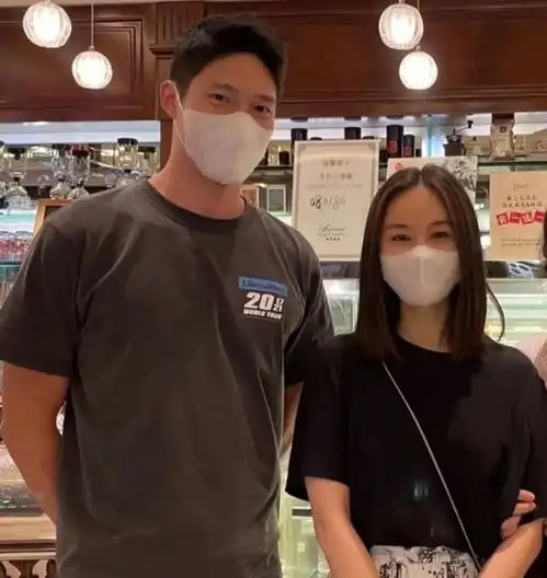 吴永恩忙完新店开业即赶去探班王子文,两人十指紧扣逛超市太甜蜜