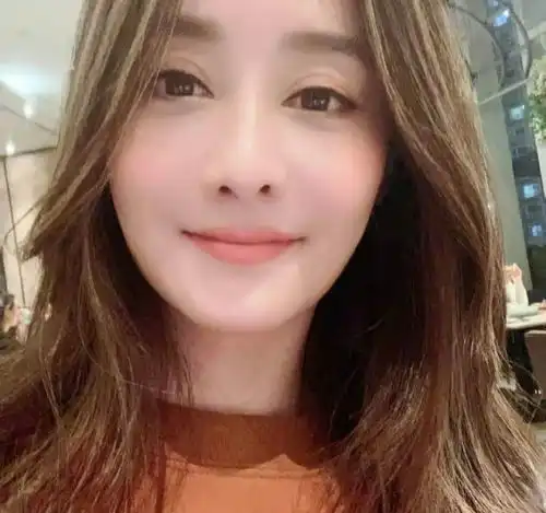 琼瑶女郎陈德容晒近照变身制片人网友大赞不愧是玉女掌门人