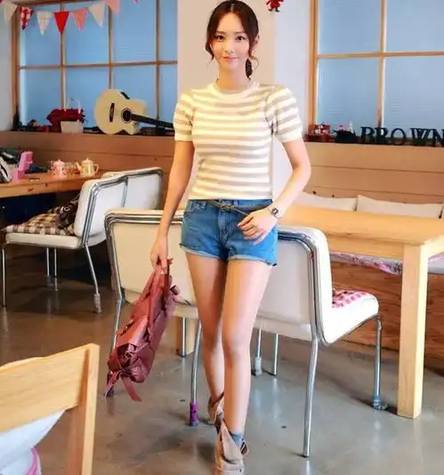 甜美有型的牛仔裤女孩,秀出紧致身材,展现出迷人风采