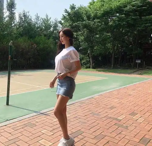 美女紧身牛仔裙搭配白色t恤,太美了