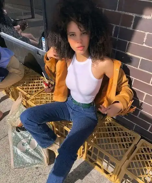 男模幸运蓝晒非裔妻子照片,比前任美多了,两人相依偎甜掉牙