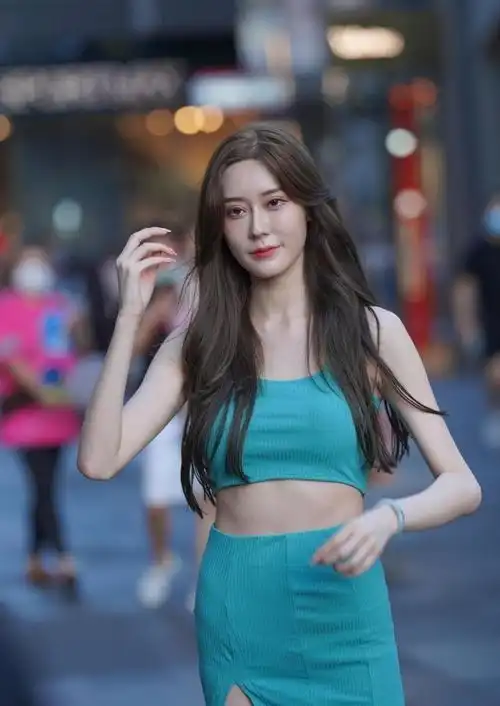 臀大肩宽的女生怎么穿黑色t恤搭鲨鱼皮裙,秒变高冷女神