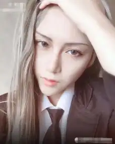 抖音又一女装大佬火了,撩头发的那一刻,网友呼吸停止了