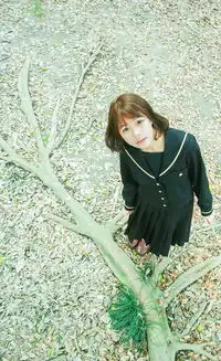 森林中的女子高中生