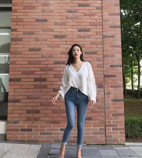 果然穿上针织衫的女生优雅又有气质,v领的设计更显瘦