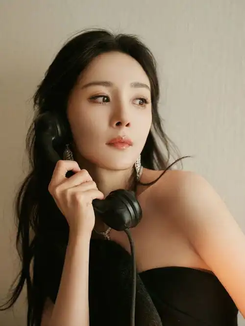 杨幂黑色高开叉吊带裙展美腿,身材纤细皮肤白皙,女神魅力爆棚