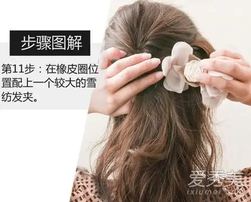 长卷发不容易打理天气冷的时候,美女们会把它绑起来