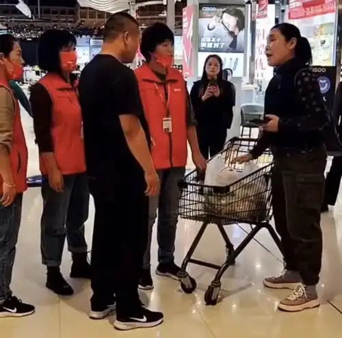 庆阳一女子超市偷东西还嚣张掌掴女店员,超市金额小已将其放走