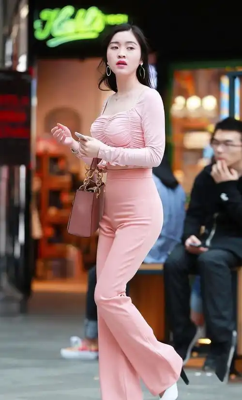 打底裤体现美女的修长体态,背影显得优雅迷人,穿搭简单