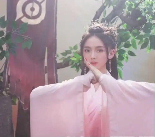 同样穿汉服,fly女友端庄,灵儿仙气,看到梦泪女友有钱人