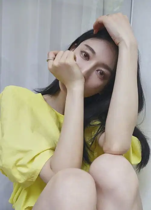 张俪晒私服照,穿淡黄的连衣裙配蓬松的长发,皮肤白皙少女感爆棚