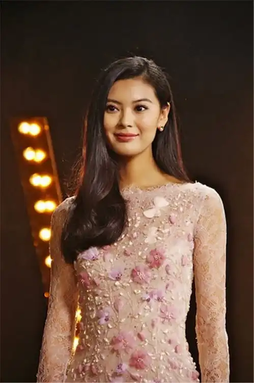 从中国农村走出来的世界女神早年做过保姆,真人美过李嘉欣