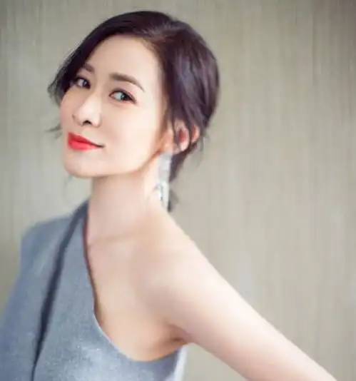 同是大龄单身女,杨蓉和佘诗曼越活越年轻,她35岁宅得一塌糊涂