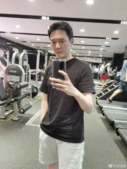 冯绍峰回应暴瘦我没资格穿短袖短裤和赵丽颖同框手腕对比明显