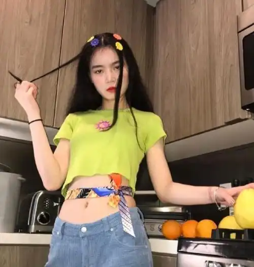 宝藏女孩liuyi私服太有个性了身穿宽松背带裤独特又搞怪