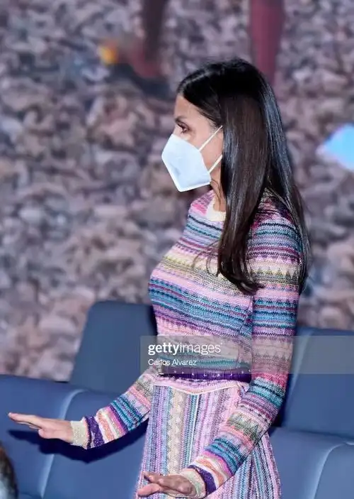 49岁莱后少女心永不老,穿彩虹连衣裙出席活动,好身材依旧如故
