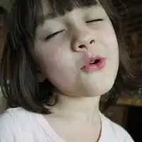 下面那图的小女孩叫什么名