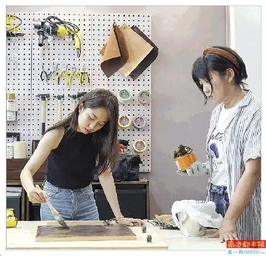 90后少女组合免费爆改出租屋成网红