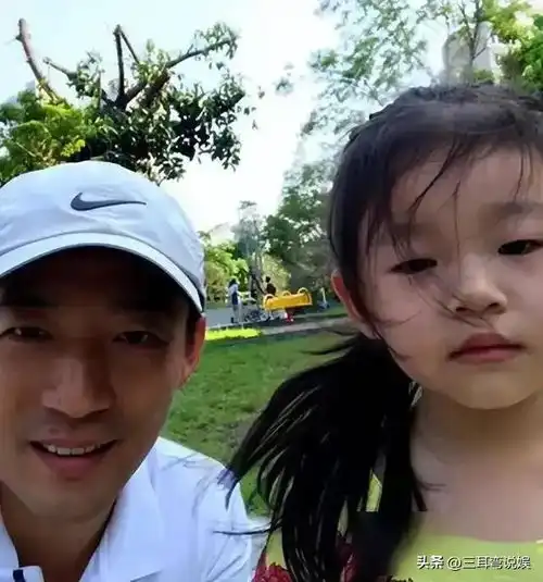 汪小菲带儿女现身香港,玥儿被夸漂亮干净,马筱梅也在一旁陪伴