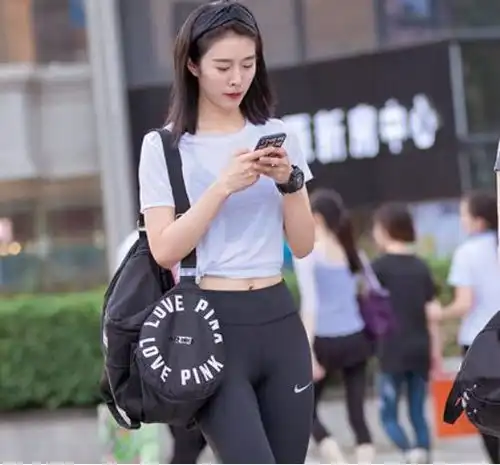 打底裤带给你别样的女性味道,身材貌美气质佳