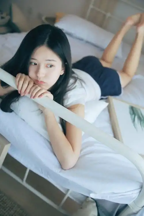 赵露思甜美小清新私房写真,光洁美腿白嫩小脚丫俏皮可爱