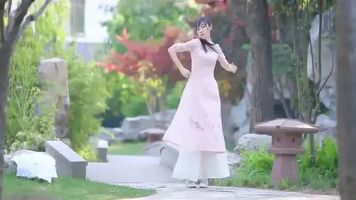 小姐姐的这一身桃花旗袍,也是很好看的,少女心满满啊