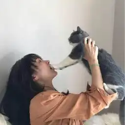 漂亮女生抱猫咪合照头像2018高清可爱趁着年轻可劲闹