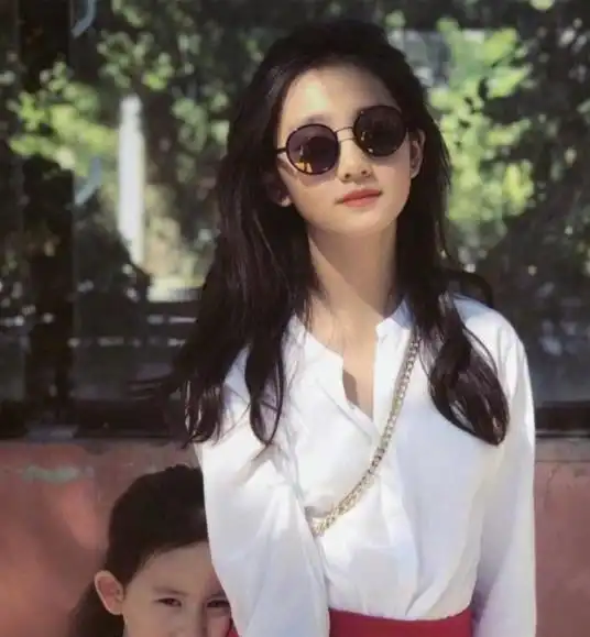 被全网喷后,黄磊女儿黄多多主动卸妆,网友这才像13岁女孩