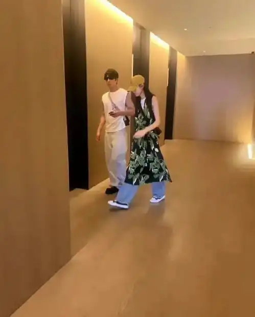 刘雯寸头黑裙造型大片公开酷飒超模气场全开