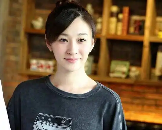 这几位女星素颜出门,郑爽真实,周冬雨像少女,最服王丽坤