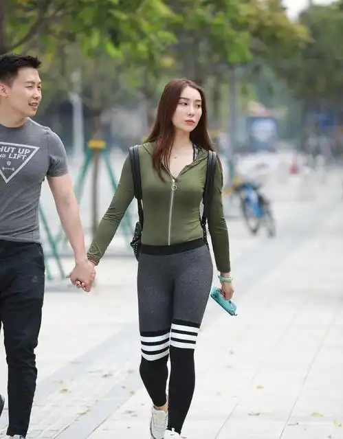 气质优雅的打底裤装扮尽显洋气穿搭,气质女生都喜欢,清新脱俗