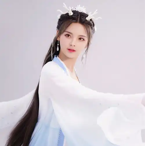 杨超越片场与导演举止亲密,不避嫌大胆背后抱与清纯形象反差大