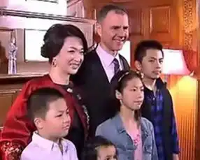 金星素颜现身机场男人味十足与老公早已离婚原因让人动容