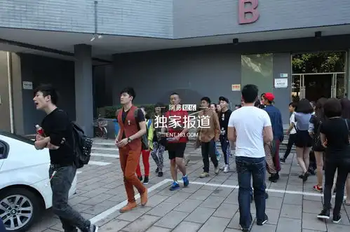 北影开学典礼新生睡倒一片红衣女抢镜