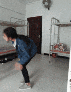 妹子你下次出门前能不能检查一下衣服这也太尴尬了吧哈哈哈哈