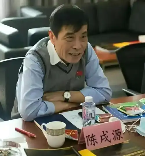 抽中华烟戴名表,陈戌源开会照片引热议,还说足球不是第一运动吗