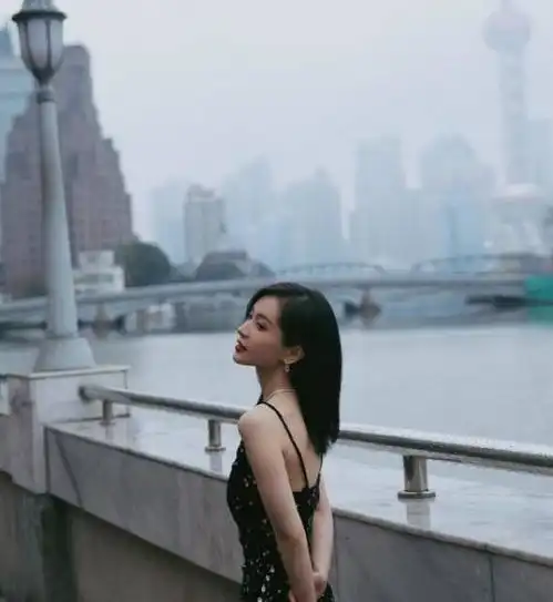 王子文不愧是曲妖精,穿碎花吊带裙女人味十足,能驾驭多种风格