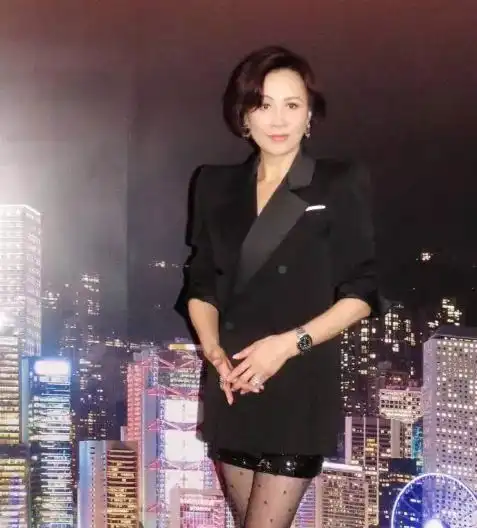 刘嘉玲穿西服配短裙活力满满,波点丝袜抢镜,自曝投资老公最在行