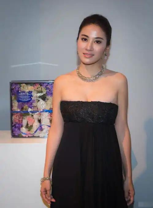 叶璇越老越有女人味,穿抹胸连衣裙高贵优雅,美得让人移不开眼