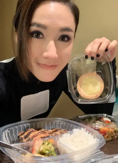 39岁知名女星晒钻戒照官宣婚讯,与马国明传绯闻,是胡杏儿闺蜜