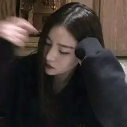 最新伤感女生头像忧郁少女恋爱太难了拜个把子吧