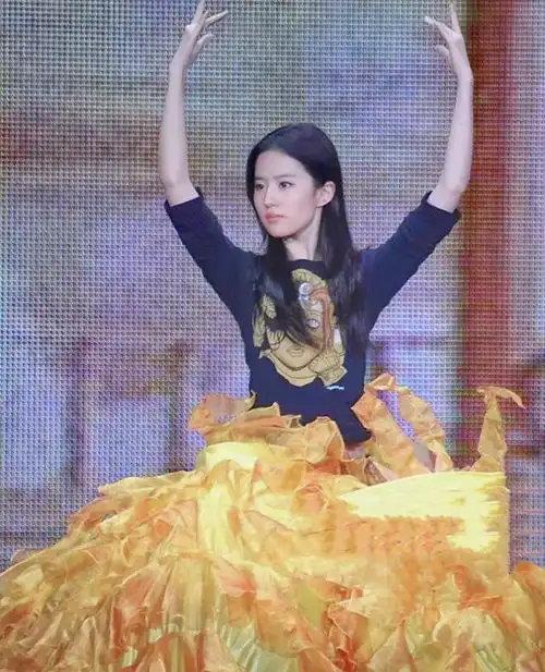 刘亦菲金鹰女神旧照曝光,皮肤白皙气质出众,19岁依旧童心未泯