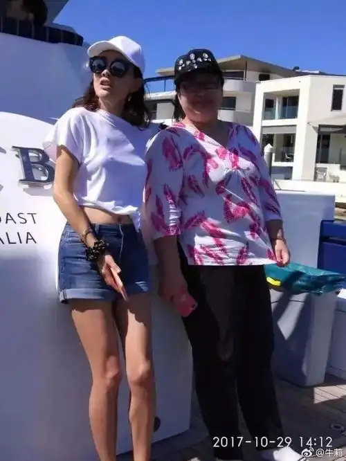 baby产后一年秀马甲线被嘲,女星马甲线哪家强专业健身教练说