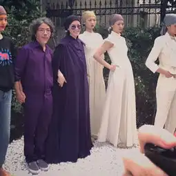 王菲一边走秀一边喊走开走开没看到老娘美得刹不住车啊