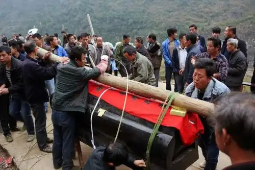 农村丧葬时,死者为什么头北脚南有什么道理