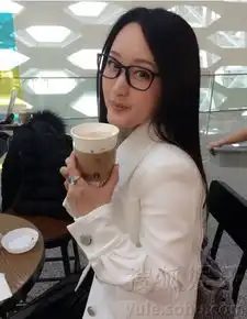 不老女神杨钰莹晒文艺自拍照清纯如少女