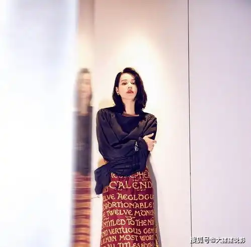 胡杏儿时尚穿大片即时感,身穿霸道总裁衣,v领修身衣气质优在